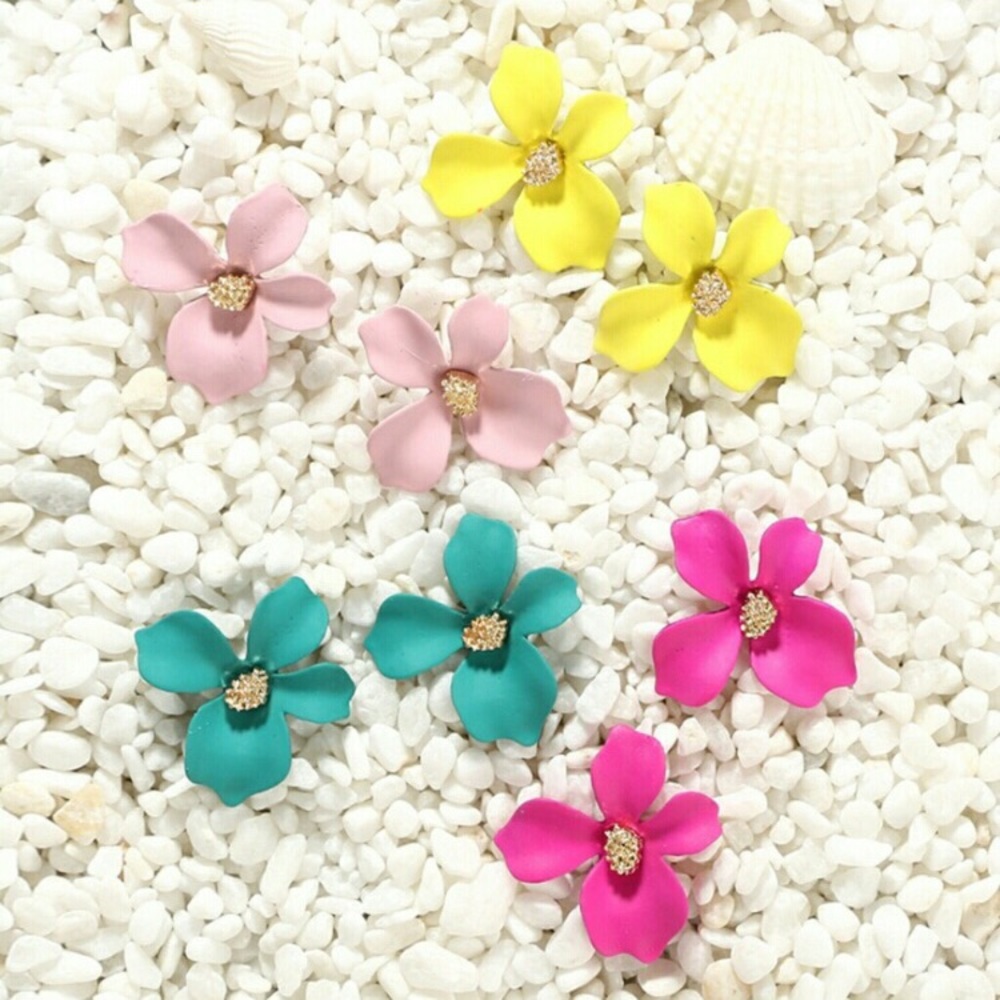 ❗️LAST❗️White Petal Stud Earrings - Picture 6 of 7